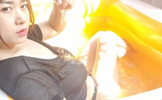 十几岁的女孩半隐藏半冷漠地炫耀她的阴户