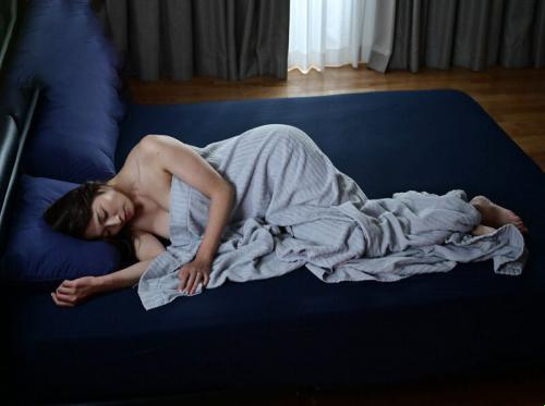 趁她儿子不在的时候操她好色的儿媳妇